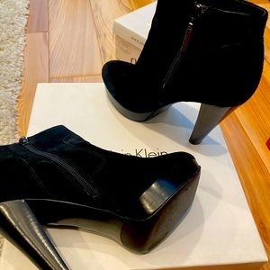 Steve Madden suede black booties
